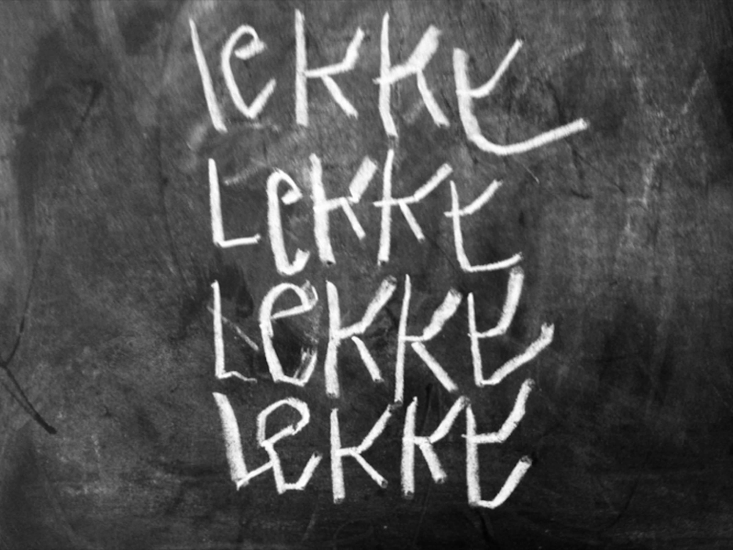an image of the word 'lekke' written 4 times in handwriting. The words are stacked on top of each other